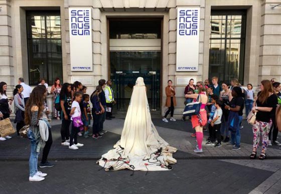 فستان مصمم من إحدى خيام اللاجئين بإسم (فستان لزماننا) صورة رقم 15