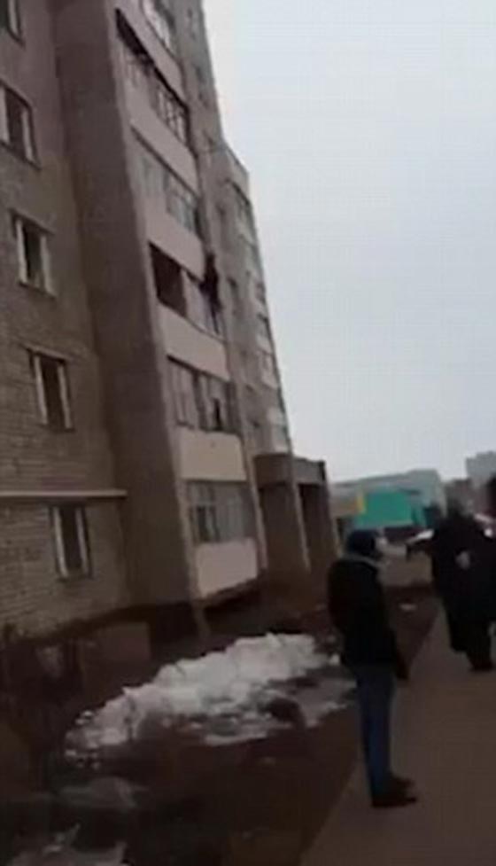 فيديو صادم: امرأة على حافة الموت ومراهقون روسيون يصورونها ويضحكون! صورة رقم 1