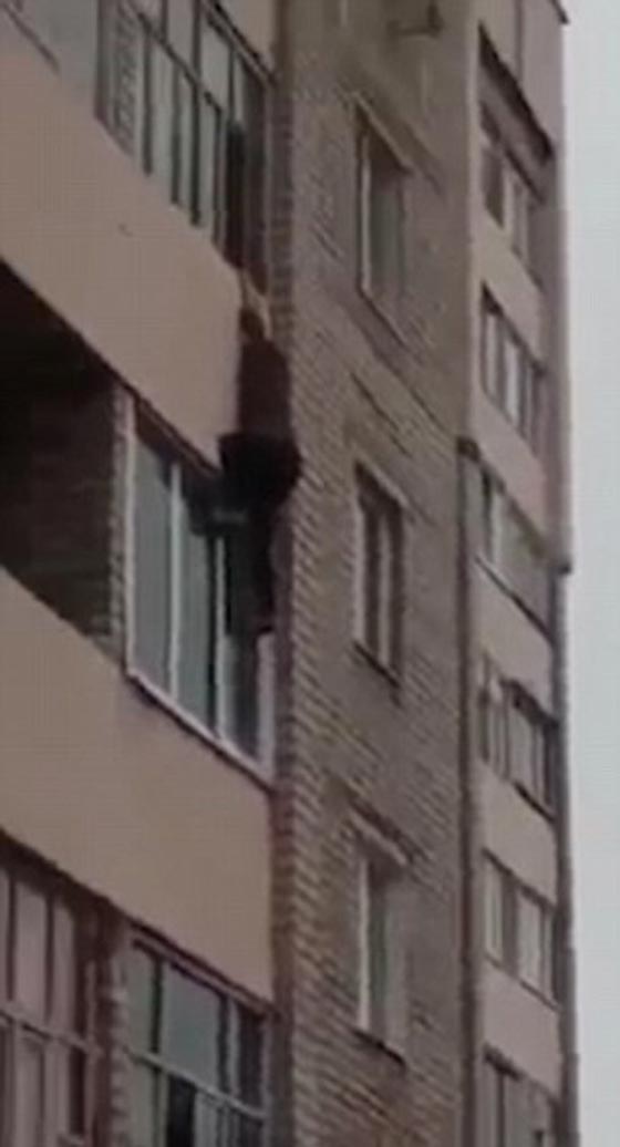 فيديو صادم: امرأة على حافة الموت ومراهقون روسيون يصورونها ويضحكون! صورة رقم 2