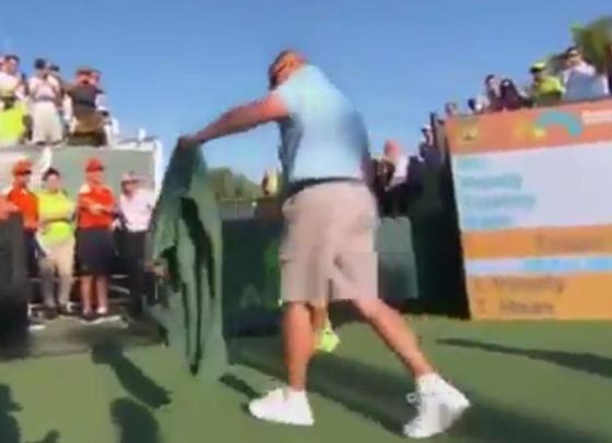 فيديو طريف: سحلية ضخمة تخطف الاضواء من اللاعبين في مباراة تنس صورة رقم 10