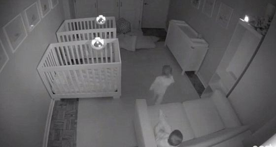  فيديو طريف: توأمان صغيران مشاغبان يرفضان النوم وينظمان حفلاً  صاخبا بعد منتصف الليل! صورة رقم 3