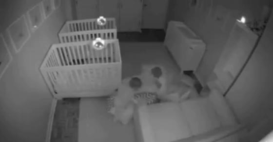  فيديو طريف: توأمان صغيران مشاغبان يرفضان النوم وينظمان حفلاً  صاخبا بعد منتصف الليل! صورة رقم 6