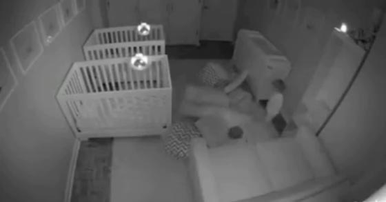  فيديو طريف: توأمان صغيران مشاغبان يرفضان النوم وينظمان حفلاً  صاخبا بعد منتصف الليل! صورة رقم 7