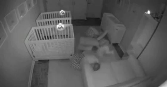  فيديو طريف: توأمان صغيران مشاغبان يرفضان النوم وينظمان حفلاً  صاخبا بعد منتصف الليل! صورة رقم 8