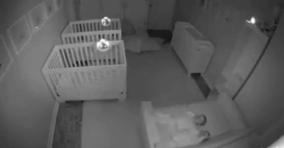  فيديو طريف: توأمان صغيران مشاغبان يرفضان النوم وينظمان حفلاً  صاخبا بعد منتصف الليل! صورة رقم 9