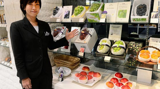في اليابان: حبة فراولة بـ4 آلاف دولار وبطيخ فاخر بـ27 ألف دولار! صورة رقم 4