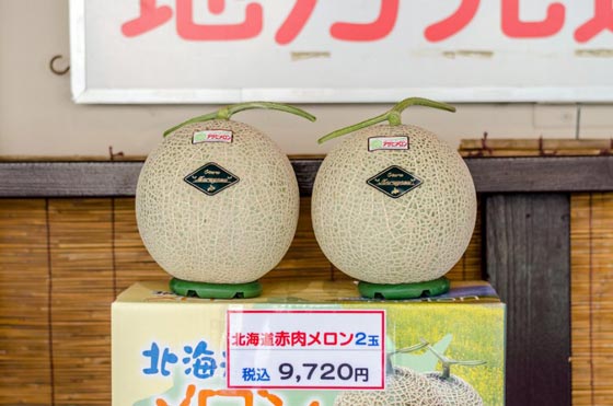 في اليابان: حبة فراولة بـ4 آلاف دولار وبطيخ فاخر بـ27 ألف دولار! صورة رقم 6