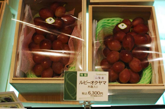في اليابان: حبة فراولة بـ4 آلاف دولار وبطيخ فاخر بـ27 ألف دولار! صورة رقم 16