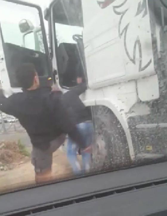  فيديو مستفز: شرطي اسرائيلي يضرب ويشتم فلسطينياً بدون حق! صورة رقم 4