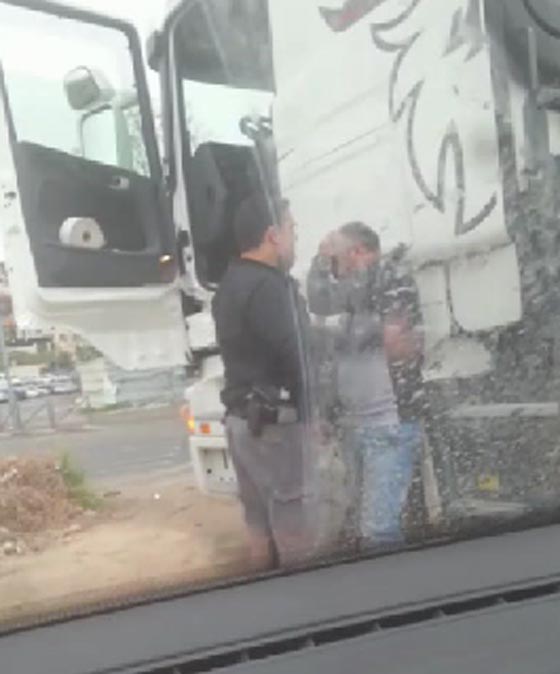  فيديو مستفز: شرطي اسرائيلي يضرب ويشتم فلسطينياً بدون حق! صورة رقم 1