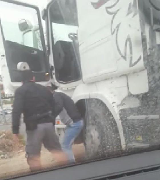  فيديو مستفز: شرطي اسرائيلي يضرب ويشتم فلسطينياً بدون حق! صورة رقم 3