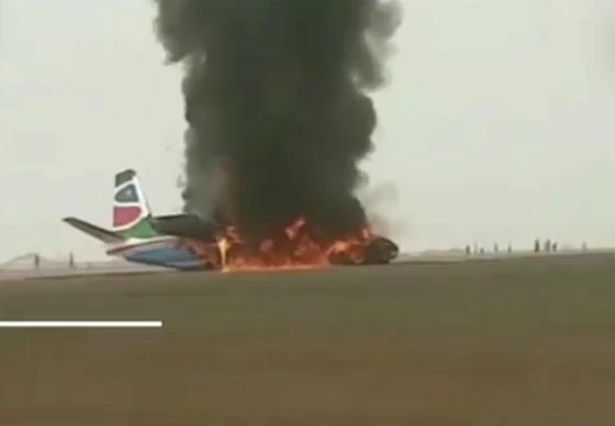 فيديو مرعب: تحطم طائرة واشتعال النيران فيها اثناء هبوطها في مطار السودان صورة رقم 1