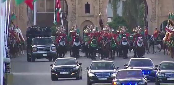 فيديو مثير: شاب مغربي يقتحم موكب استقبال ملك المغرب لملك الأردن  صورة رقم 2