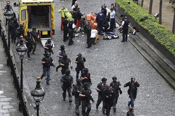 لندن: 4 قتلى وعشرات الجرحى في الهجوم الإرهابي أمام مقر البرلمان  صورة رقم 13