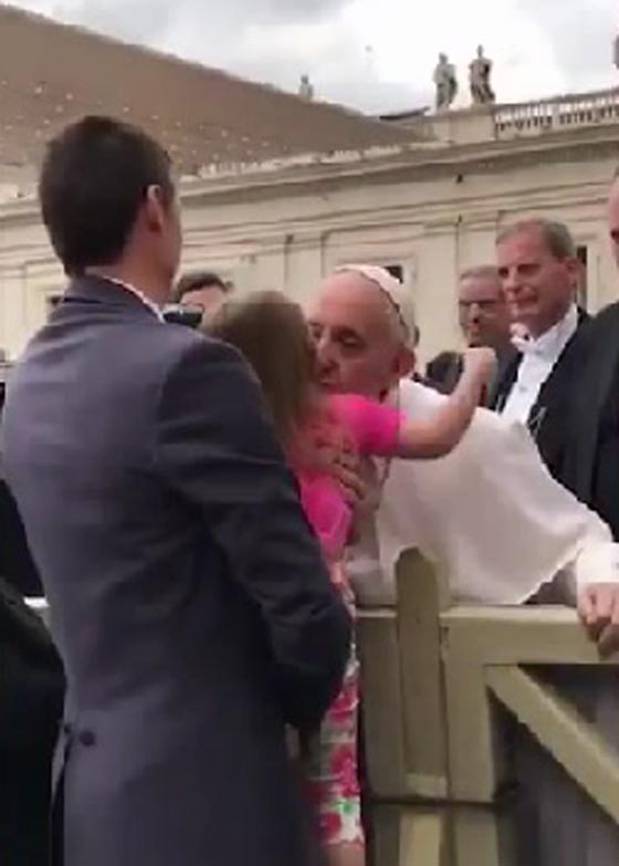 فيديو طريف: كيف سرقت طفلة قلنسوة البابا فرانسيس بسبب قبلة؟ صورة رقم 1