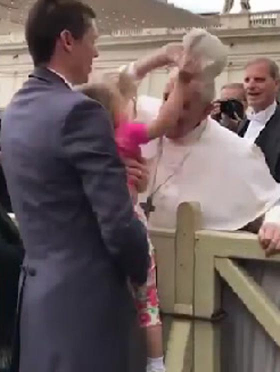 فيديو طريف: كيف سرقت طفلة قلنسوة البابا فرانسيس بسبب قبلة؟ صورة رقم 2
