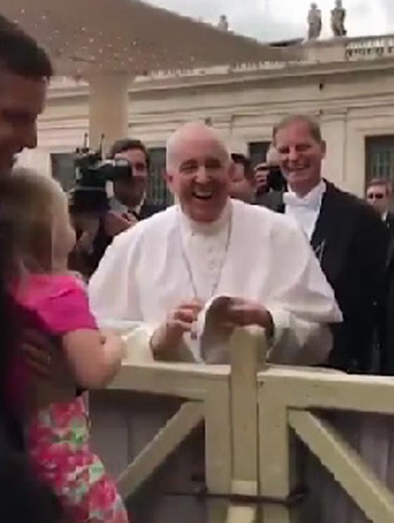 فيديو طريف: كيف سرقت طفلة قلنسوة البابا فرانسيس بسبب قبلة؟ صورة رقم 3