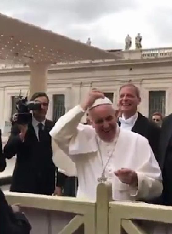 فيديو طريف: كيف سرقت طفلة قلنسوة البابا فرانسيس بسبب قبلة؟ صورة رقم 4