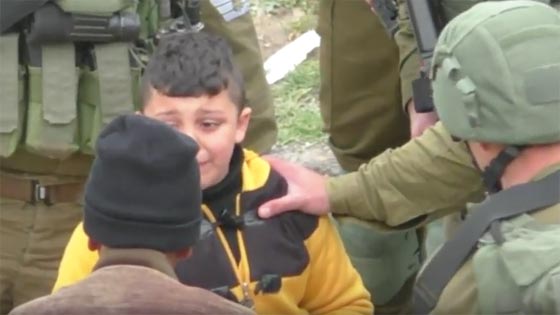 طفل فلسطيني يعيش كابوسا بين 15 جنديا حين خرج يبحث عن لعبته! صورة رقم 3