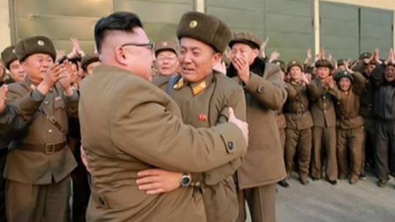  من هذا العسكري الغامض الذي تجرأ وقفز على ظهر الزعيم الكوري؟! صورة رقم 2