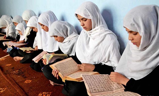 دار الافتاء المصرية: يجوز للمرأة قراءة القرآن دون تغطية رأسها صورة رقم 2