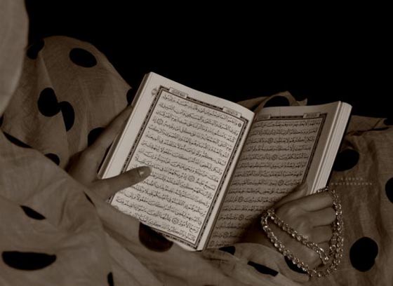 دار الافتاء المصرية: يجوز للمرأة قراءة القرآن دون تغطية رأسها صورة رقم 3