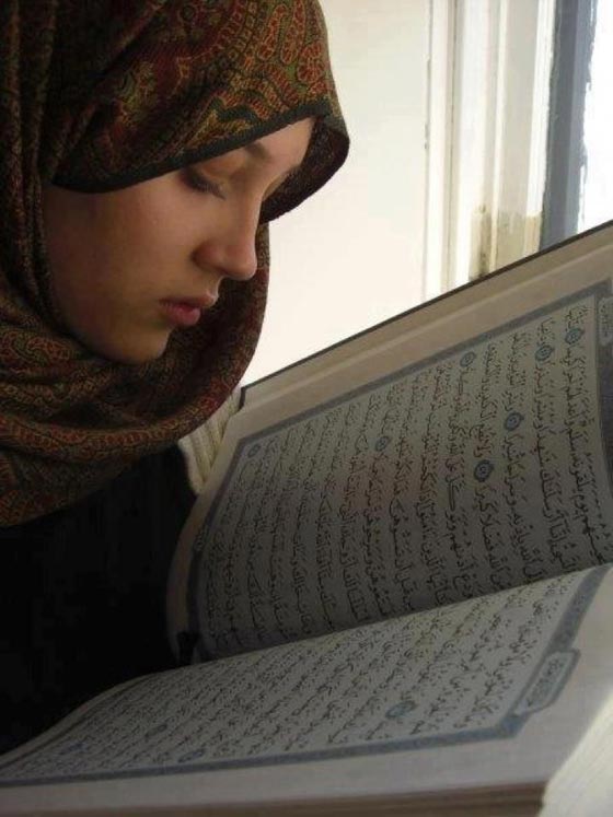 دار الافتاء المصرية: يجوز للمرأة قراءة القرآن دون تغطية رأسها صورة رقم 1