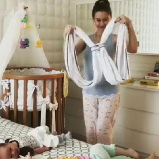 ام تبدع في ابتكار أفضل طريقة لحمل الطفل أثناء المهام المنزلية.. فيديو صورة رقم 1