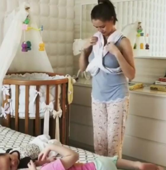 ام تبدع في ابتكار أفضل طريقة لحمل الطفل أثناء المهام المنزلية.. فيديو صورة رقم 2