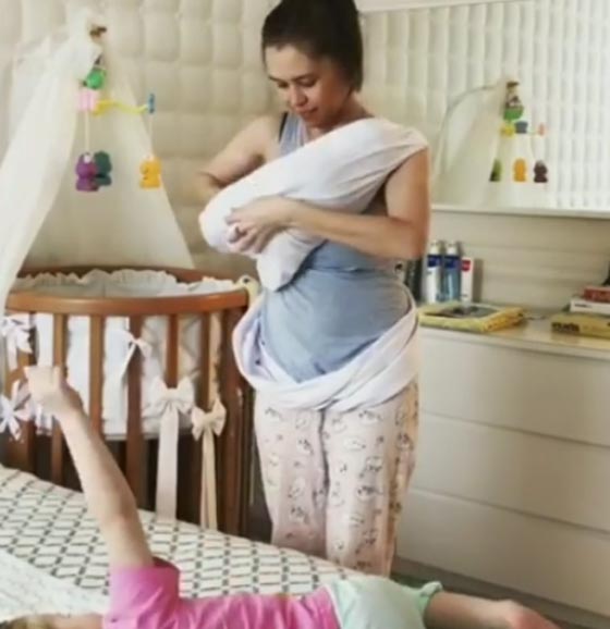 ام تبدع في ابتكار أفضل طريقة لحمل الطفل أثناء المهام المنزلية.. فيديو صورة رقم 4