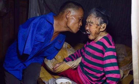 صورة ادهشت الملايين.. مبتور الذراعين يطعم والدته المريضة بفمه صورة رقم 13
