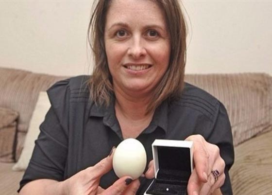 صدق او لا تصدق.. امرأة تعثر على ماسة داخل بيضة مسلوقة صورة رقم 1