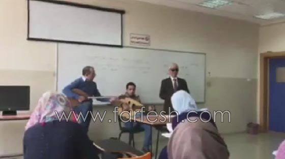 فيديو طريف: عزف وغناء مع العود والبزق خلال درس فلسطيني في اللغة العربية! صورة رقم 2