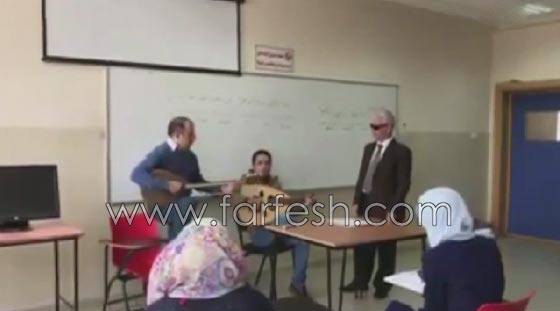 فيديو طريف: عزف وغناء مع العود والبزق خلال درس فلسطيني في اللغة العربية! صورة رقم 1