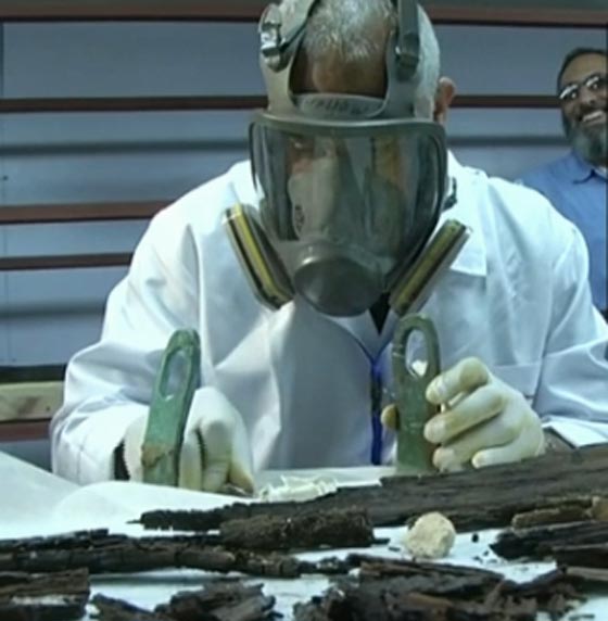 مصر: اكتشاف قطعة جديدة من مركب الملك خوفو قرب الهرم الاكبر في الجيزة صورة رقم 2