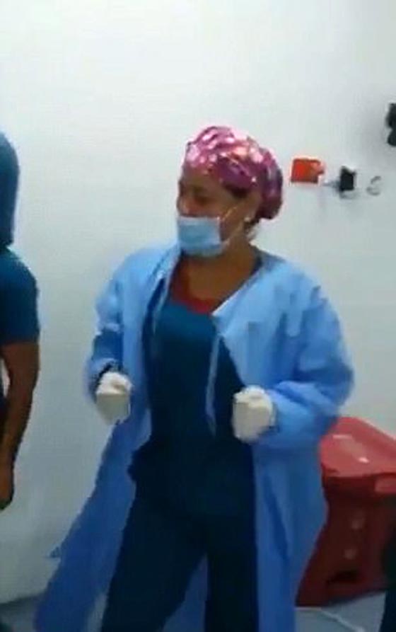 فيديو صادم.. ممرضات وأطباء يرقصون حول مريض داخل غرفة العمليات صورة رقم 3