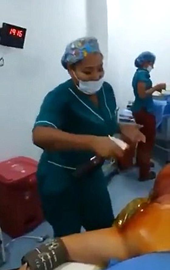 فيديو صادم.. ممرضات وأطباء يرقصون حول مريض داخل غرفة العمليات صورة رقم 1