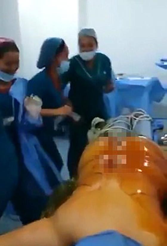 فيديو صادم.. ممرضات وأطباء يرقصون حول مريض داخل غرفة العمليات صورة رقم 2