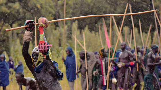 طقوس قبيلة (سوري) الاثيوبية المؤلمة: شق الشفاه وقتال بالعصا لجذب النساء! صورة رقم 2