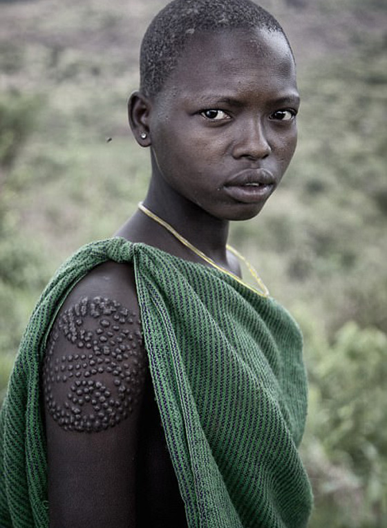 طقوس قبيلة (سوري) الاثيوبية المؤلمة: شق الشفاه وقتال بالعصا لجذب النساء! صورة رقم 6