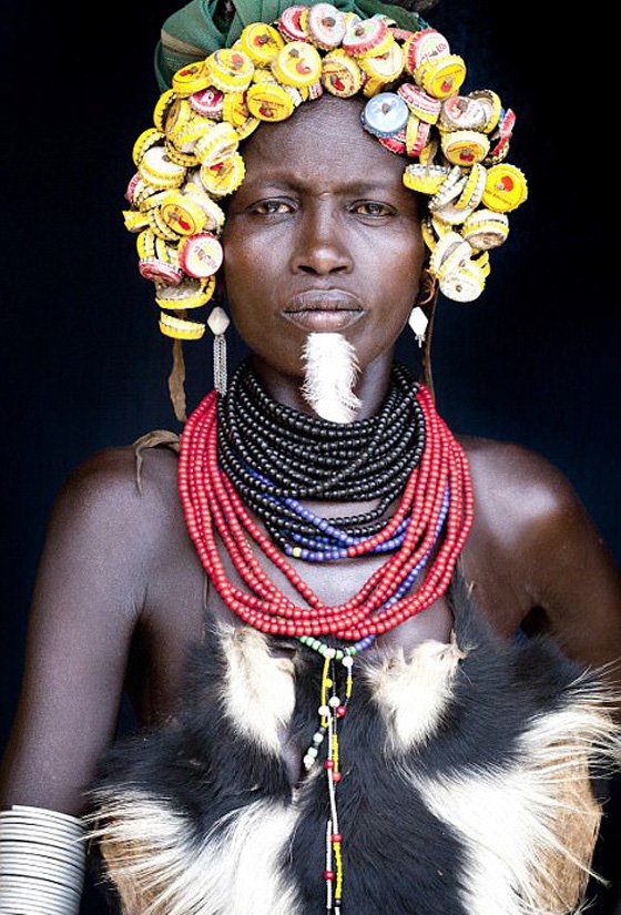 طقوس قبيلة (سوري) الاثيوبية المؤلمة: شق الشفاه وقتال بالعصا لجذب النساء! صورة رقم 7