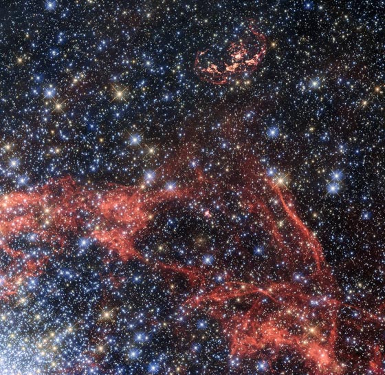 علماء فلك يرصدون انفجارا كونيا غامضا في مجرة صغيرة صورة رقم 11