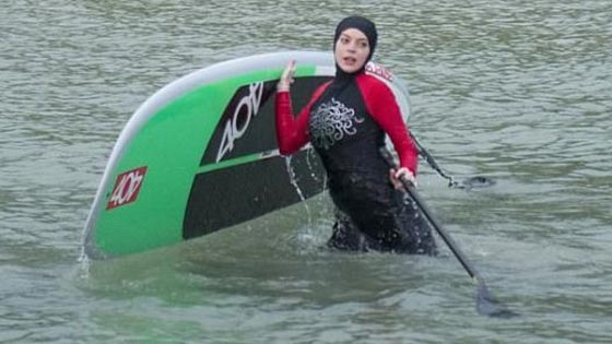 ليندسي لوهان على الشاطئ بال (بوركيني) والحجاب، فهل تؤكد اسلامها؟ صورة رقم 4