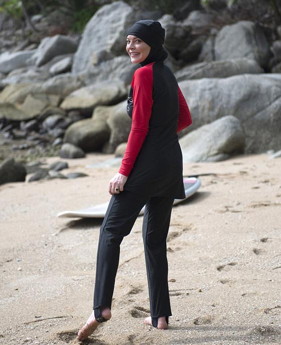 ليندسي لوهان على الشاطئ بال (بوركيني) والحجاب، فهل تؤكد اسلامها؟ صورة رقم 1