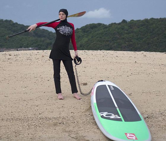 ليندسي لوهان على الشاطئ بال (بوركيني) والحجاب، فهل تؤكد اسلامها؟ صورة رقم 7