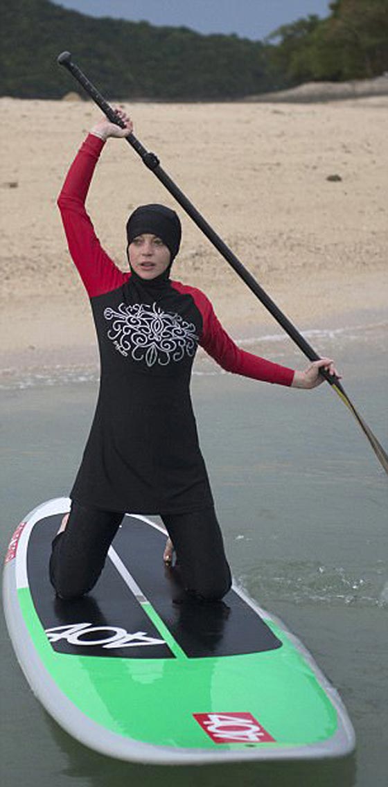 ليندسي لوهان على الشاطئ بال (بوركيني) والحجاب، فهل تؤكد اسلامها؟ صورة رقم 8