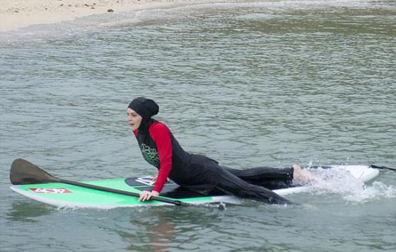 ليندسي لوهان على الشاطئ بال (بوركيني) والحجاب، فهل تؤكد اسلامها؟ صورة رقم 9