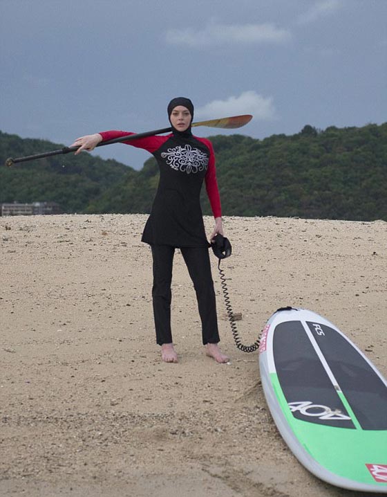 ليندسي لوهان على الشاطئ بال (بوركيني) والحجاب، فهل تؤكد اسلامها؟ صورة رقم 12
