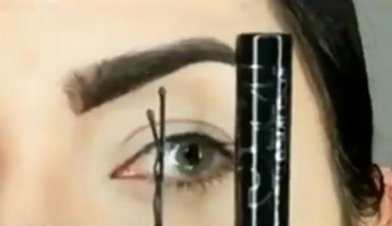 فيديو.. هذه اسهل طريقة لوضع الآيلاينر على العين باستخدام البنسة صورة رقم 1