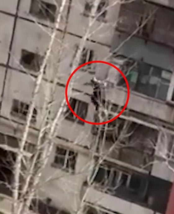 فيديو مروع.. لحظة سقوط رجل من الطابق الرابع  صورة رقم 1